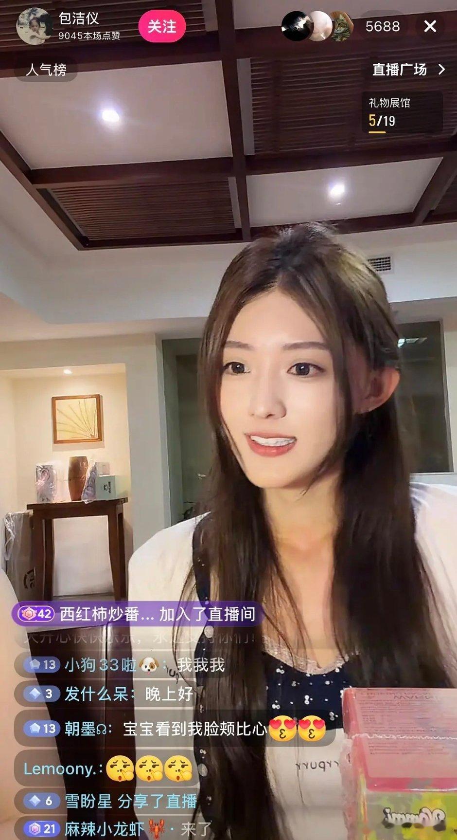 老露新签的艺人，挺漂亮的 