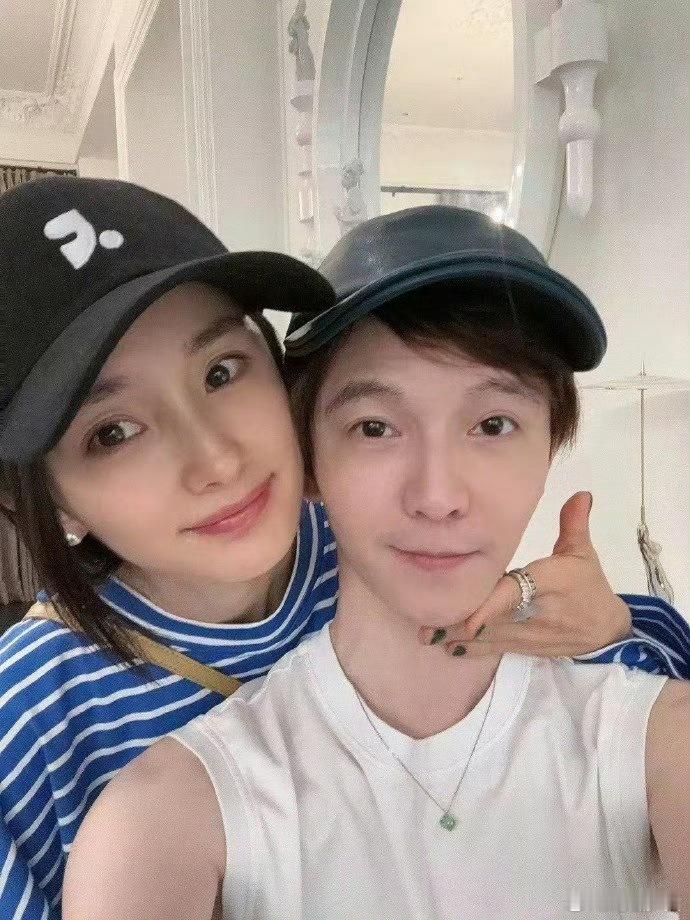 杨幂郭敬明素颜自拍照 杨幂粉丝发出两张杨幂和郭敬明的合照，看得出两个人都是素颜，