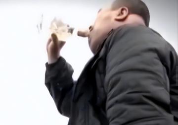 泪目！男子查出胃癌中期，妻子提出离婚，他当天自己买了一斤白酒一口气喝完，随后大量