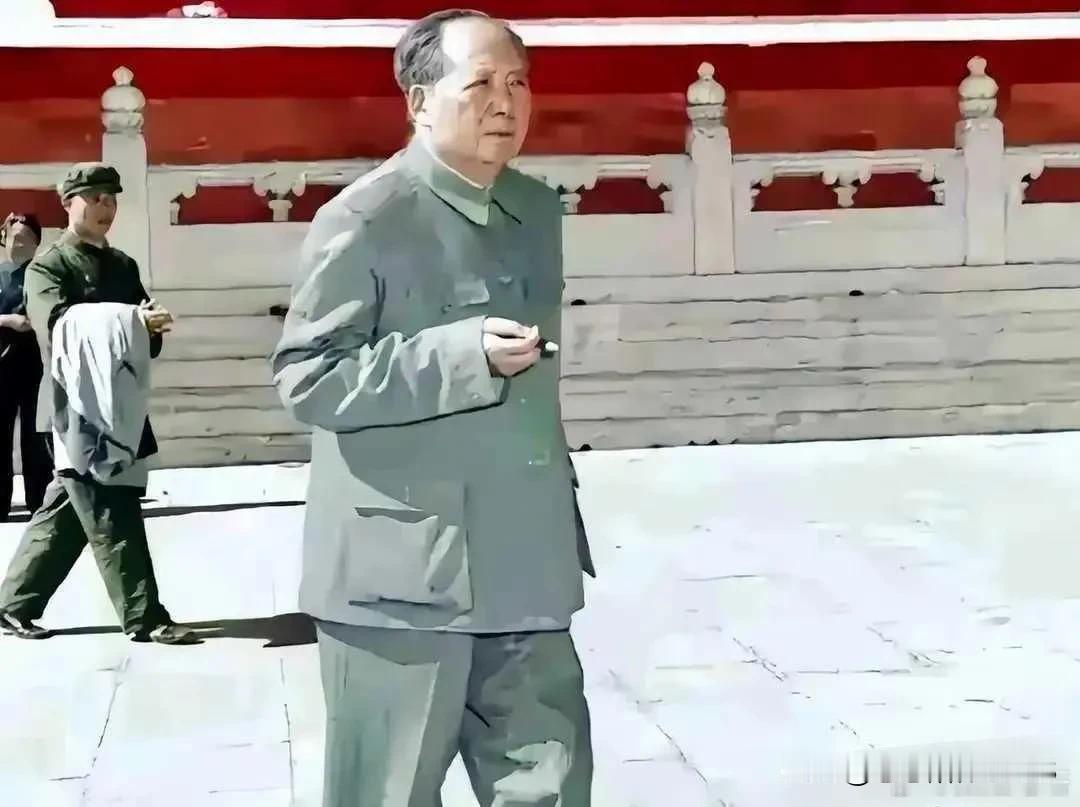 听我说啊，这可不是演的，这就是咱的大英雄！谁都没法比，他就是最牛的。眼神里透着为