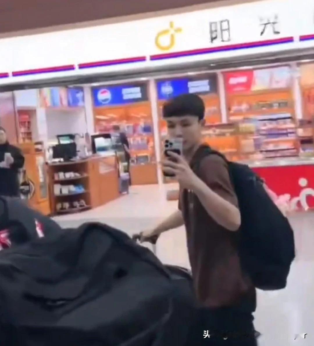 徐杰随队落地沈阳，竟然拿出手机拍辽宁球迷，这是什么操作！许你们在主场狂呼喊，不允