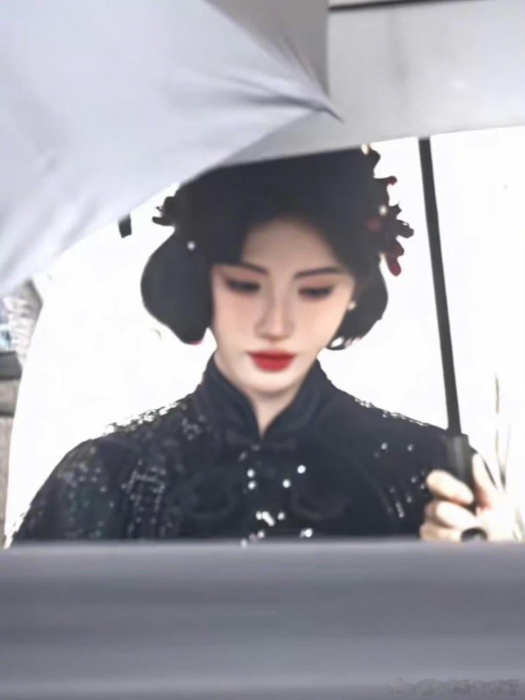 《万花世界》鞠婧祎出妆，有种在玩换装小游戏的感觉。易小雅这次开始发力了。 