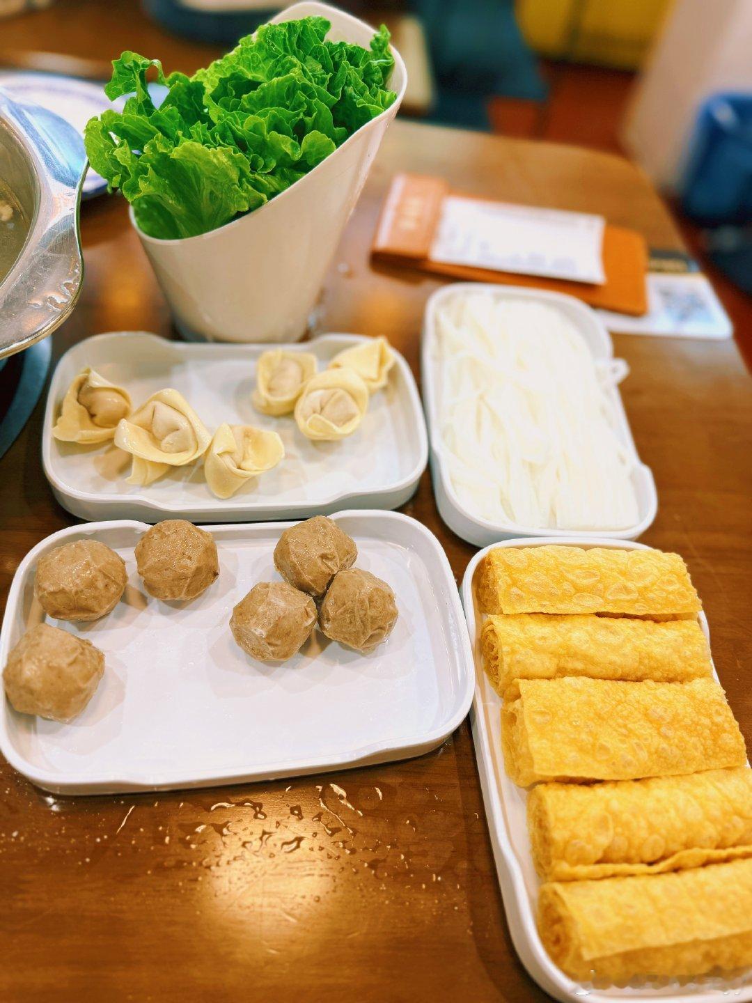 在牛肉一条街吃牛肉锅，确实鲜啊👍120一桌水果鲜切的自选一盆才20🥭🍈🍉