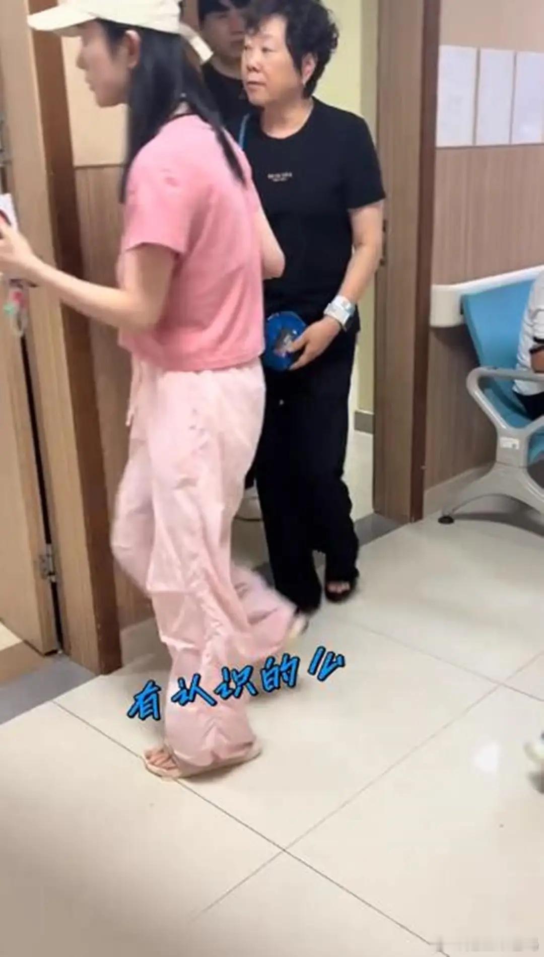 张檬回郑州娘家，和小五带儿子在游乐场玩，素颜仍愿意与粉丝合影！ ​​​