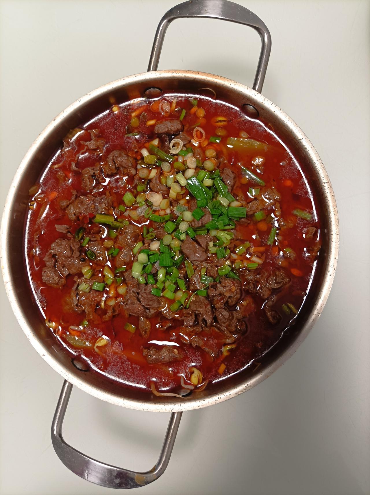 今天吃什么昨天晚上儿子做了水煮牛肉片加了黄豆芽，莴笋片，味道真不错，就是有点辣！