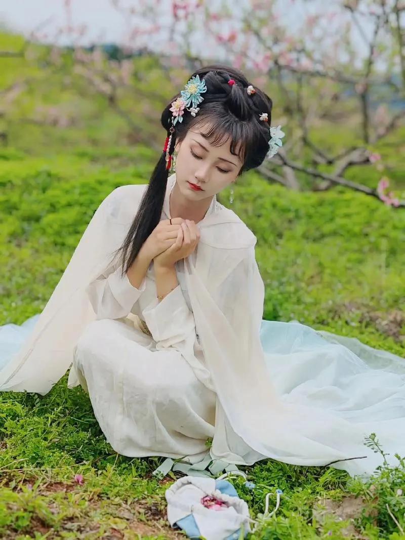 上联：思绪往事频回首；
下联：？？？