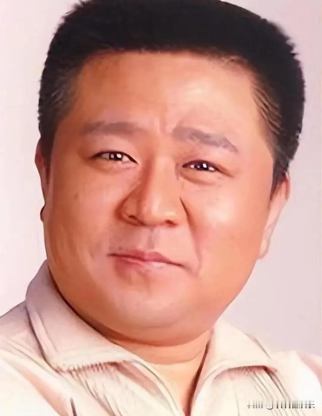 他是著名演员，身上透着一种儒雅与沉稳，在表演中展现出独特魅力，时而诙谐幽默，在《