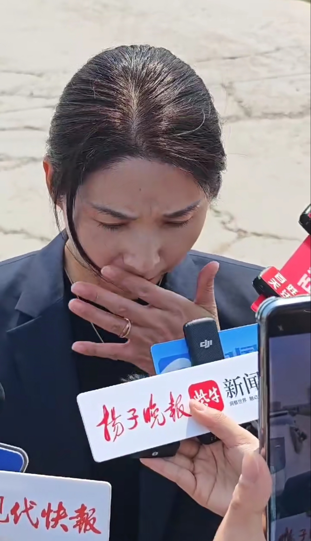 “性侵工伤认定”当事人崔丽丽诉前司劳动争议案开庭：崔丽丽身着