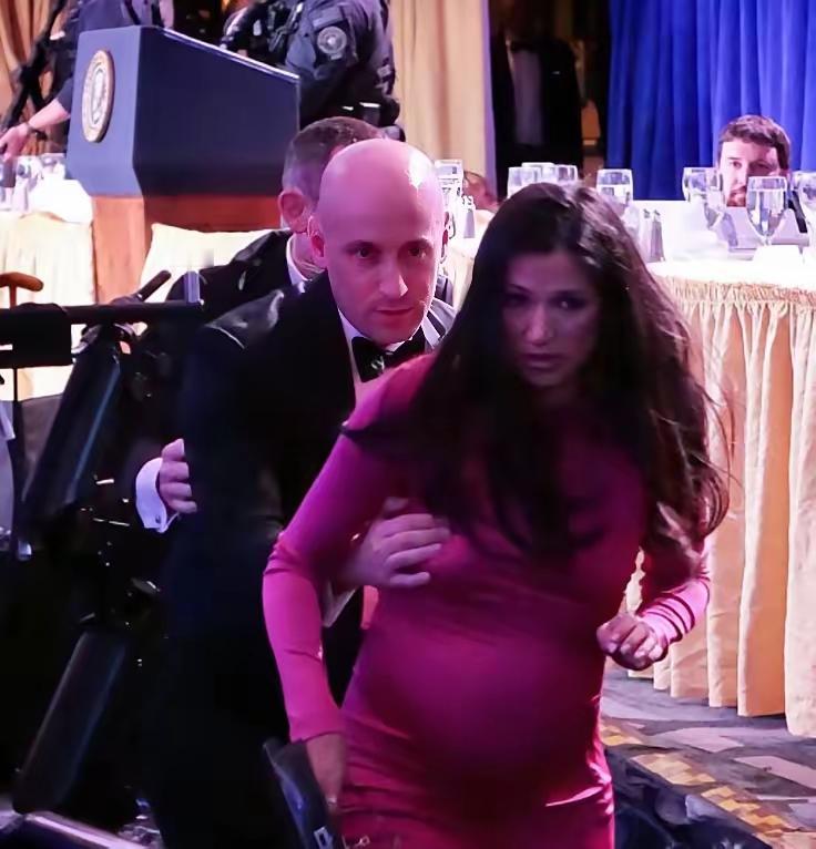 白宫枪响那一刻，斯蒂芬·米勒做出了他政治生涯里最丢人的一个动作——把怀孕的妻子推