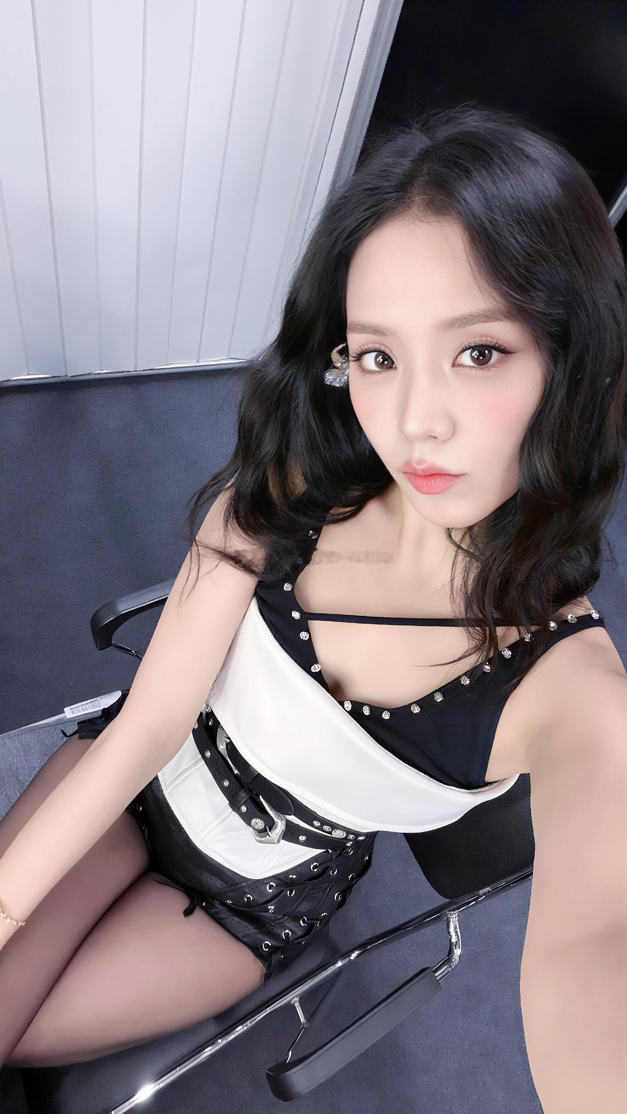 金智秀金智秀自曝与哥哥牵手睡觉kimjisoo