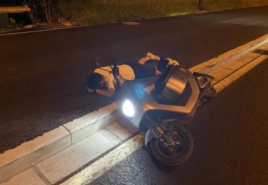 江苏常州，男子晚上下班骑电动车回家路上摔倒，经抢救无效死亡。事后，交警没有查清男