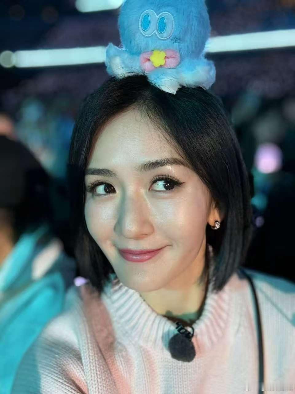 谢娜戴八花在鸟巢看张杰演唱会谢娜头戴章鱼玩偶 谢娜戴八花在鸟巢看张杰演唱会，谢娜