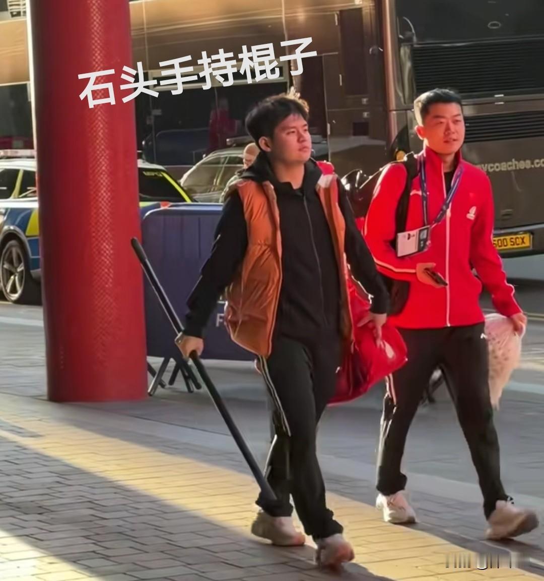 国乒大部队抵达伦敦，备战世乒赛，大家伙都整齐的向热身场馆出发，小石头林诗栋也在其