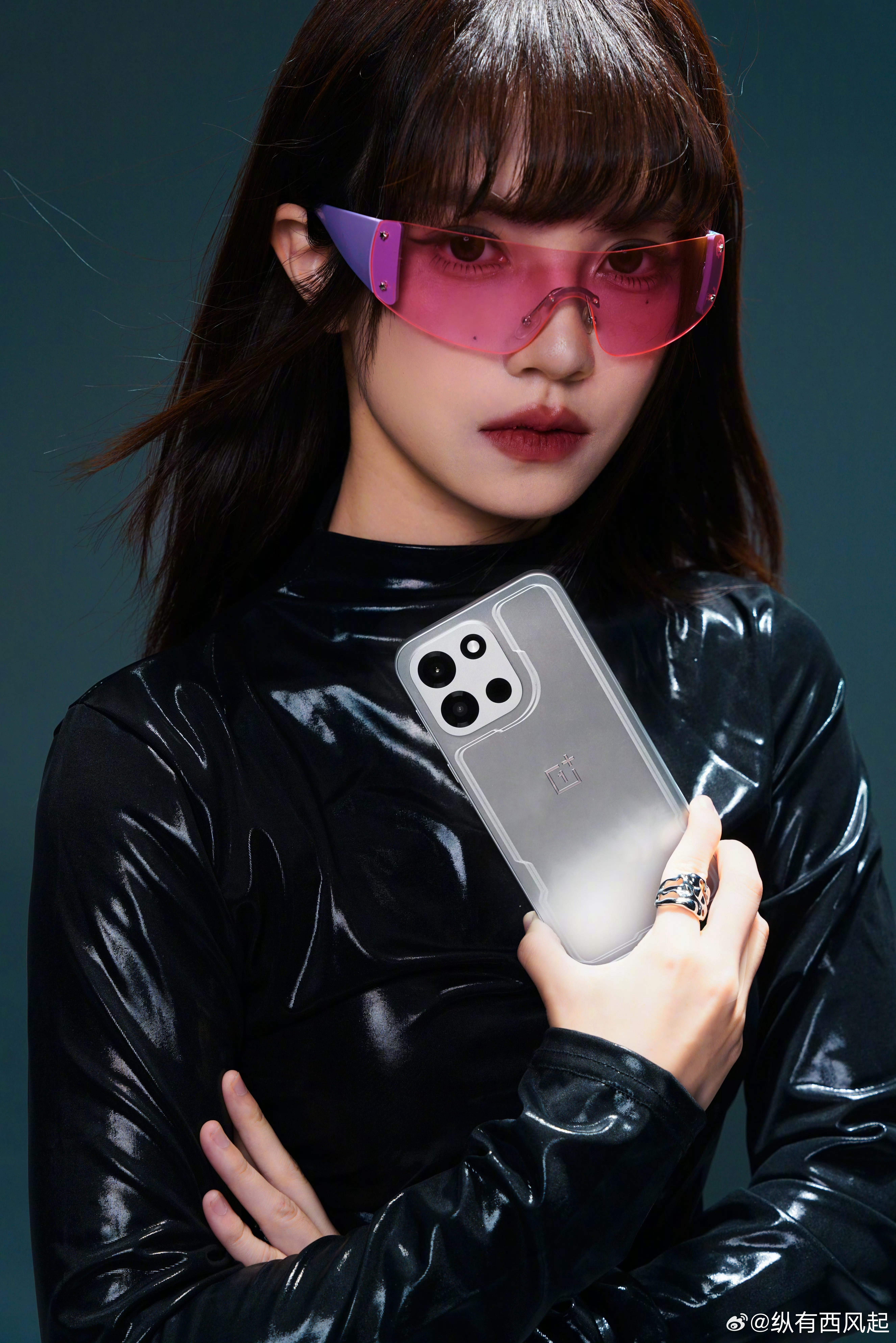 一加Turbo6追光银设计有点酷哦，3D 全息雕刻工艺，让光影流转📷：