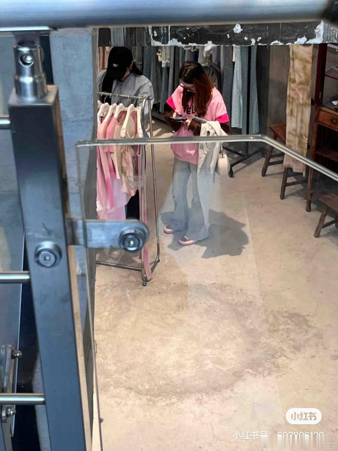 网友上海偶遇张婧仪逛街，可能逛街，是所有女孩子的爱好吧，男孩子就爱游戏 ​​​