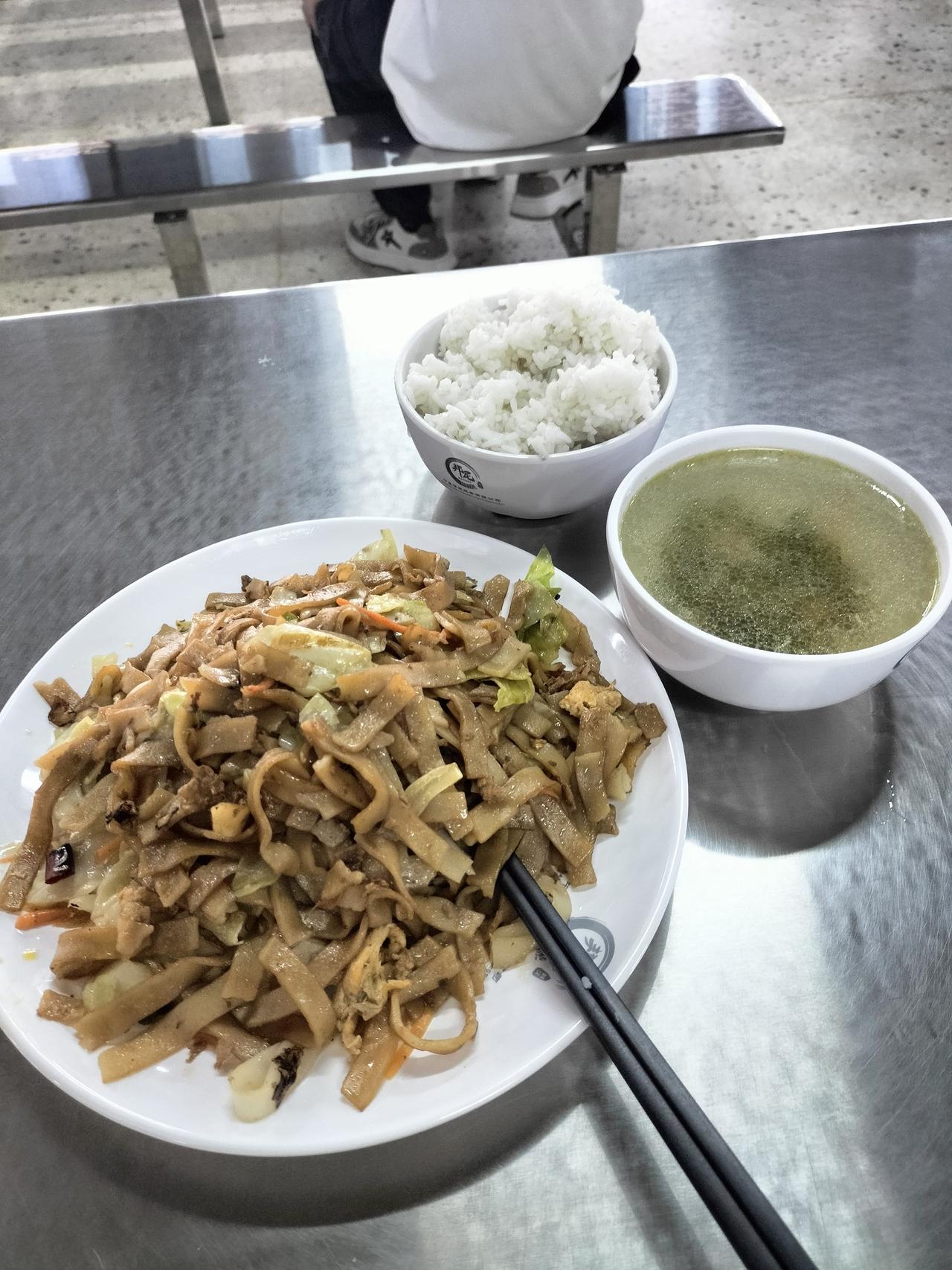 5元钱很划算啊，这一大碗炒河粉下面还有包菜，胡萝卜，一碗米饭，一碗紫菜鸡蛋汤。