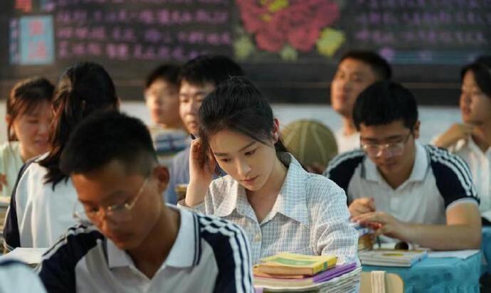 群演不用化妆吗，怎么只给主角化妆。 