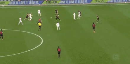 民科科普一下：迪亚斯为什么被判“假摔”！1、首先我个人不相信迪亚斯的人品会假摔，