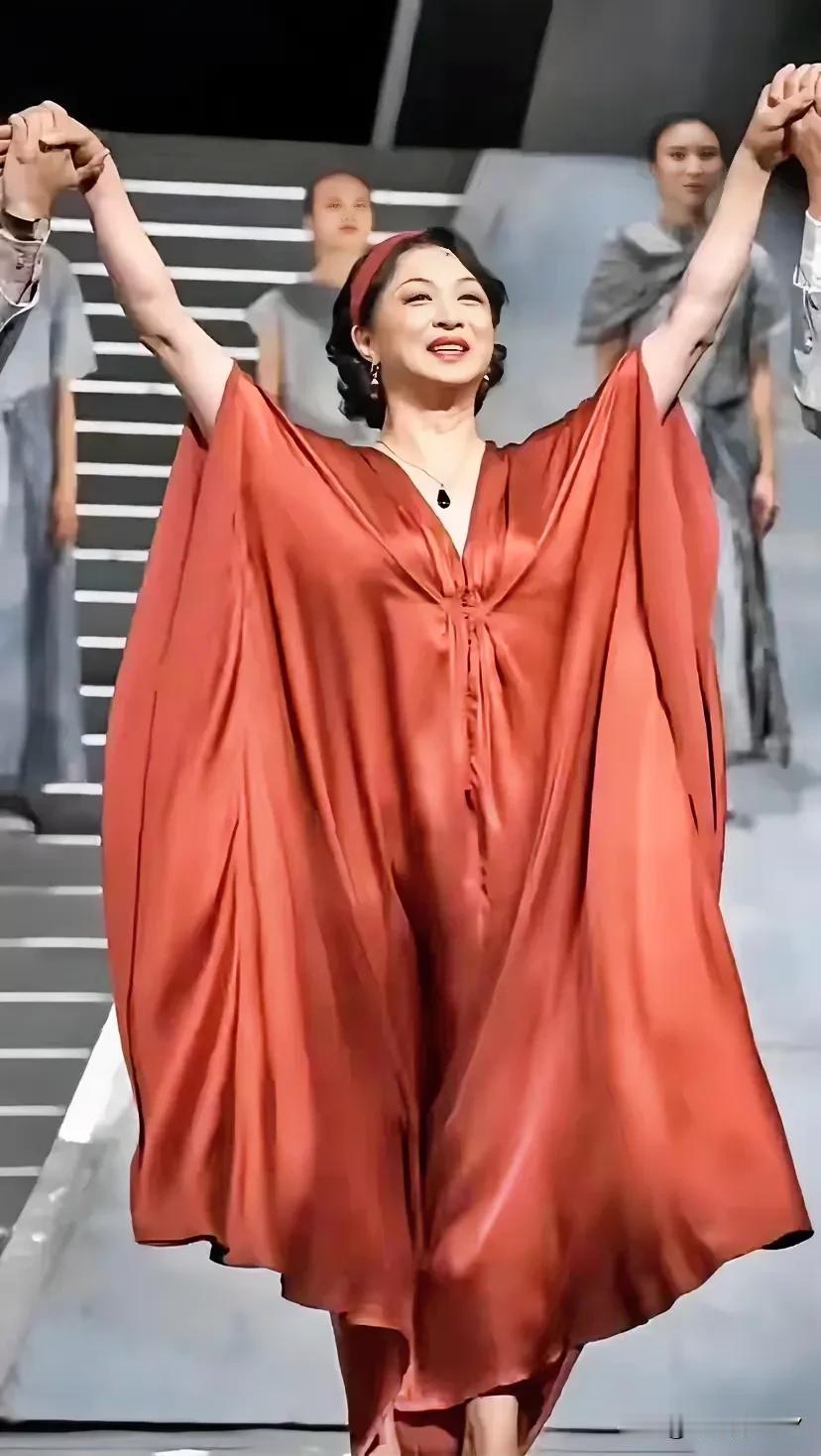 金星在上海的演唱会又被取消，她还是坚持自己的主观意见，说要到巴黎举办演出，她逐渐