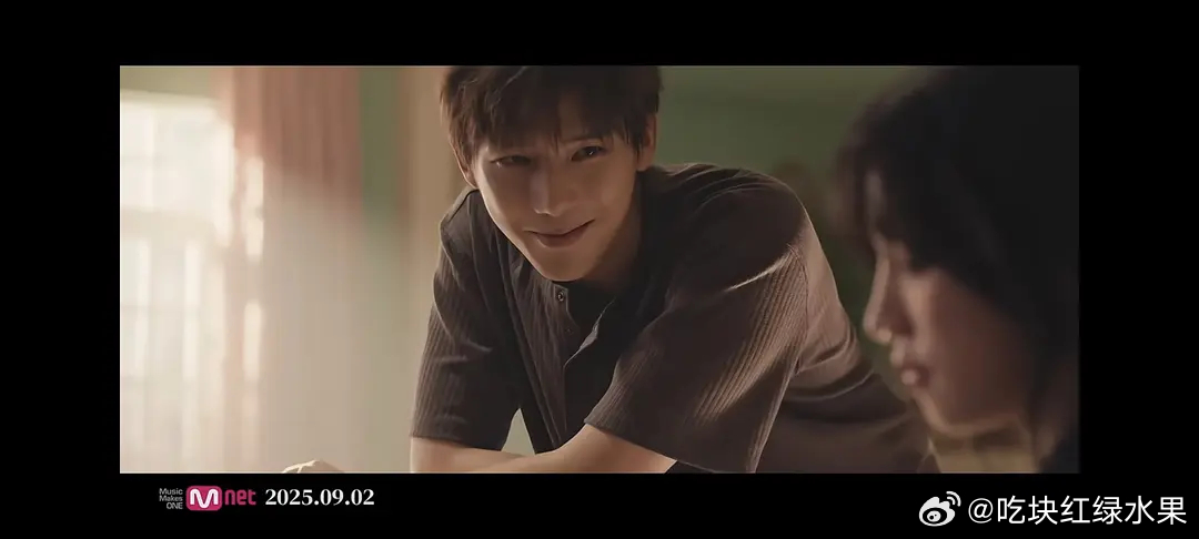 还以为是大张伟出演了宋雨琦mv 果然帅哥之间都是相像的 王安宇和大老师让人恍惚 