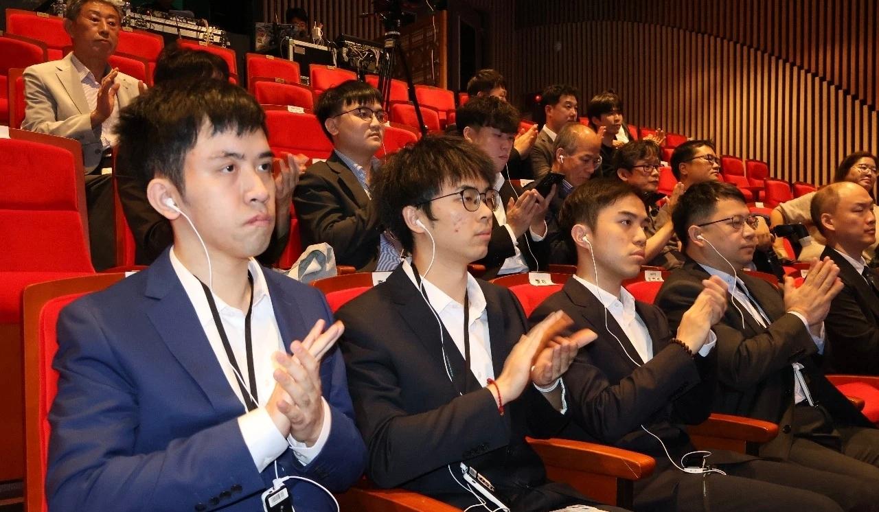 国手山脉杯围棋赛快讯：
    我国棋手王星昊中盘战胜韩国棋手李志贤进入八强;我