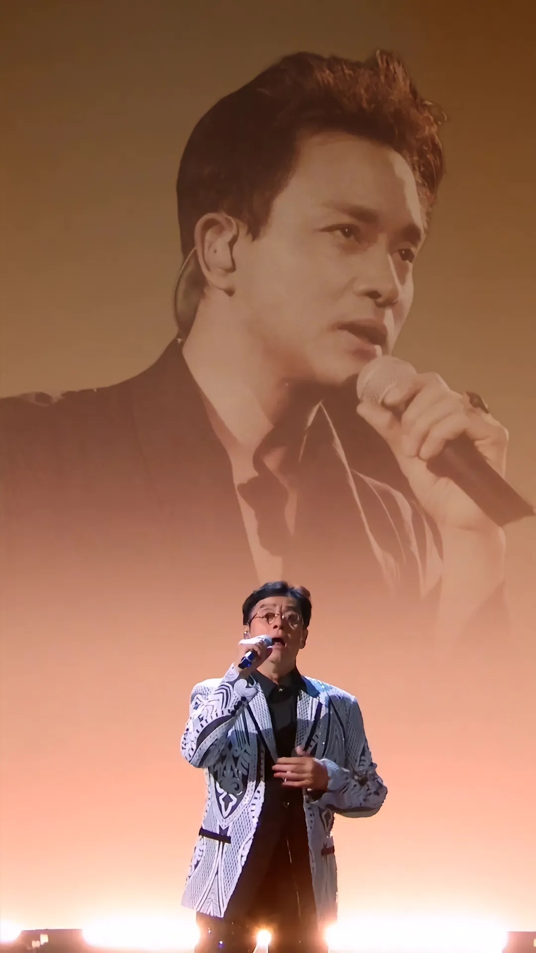 声生不息   在《声生不息·大湾区季》，谭咏麟个人演唱《爱情陷阱》《卡拉永远OK