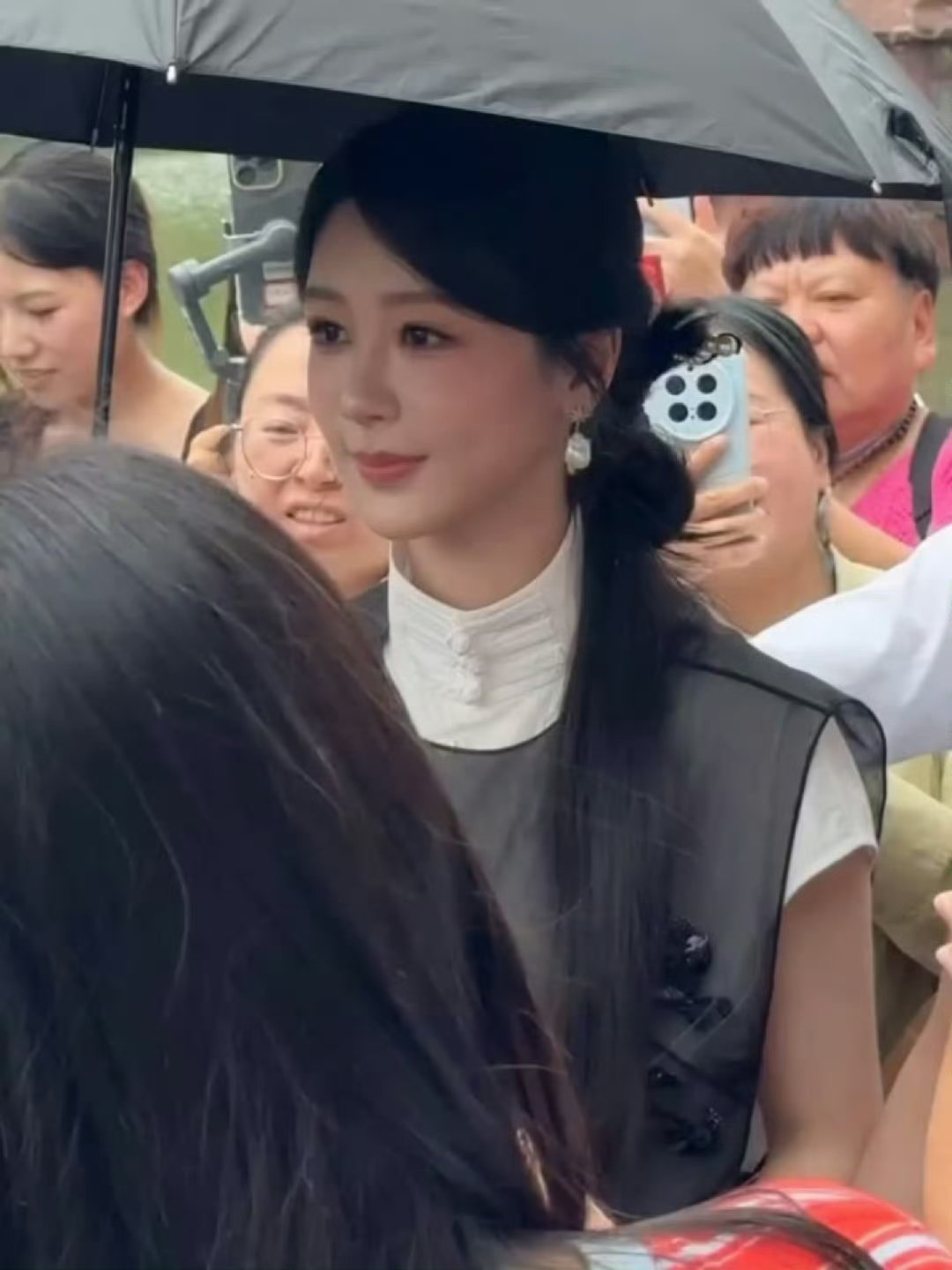杨紫新中式侧马尾造型全世界都在偶遇杨紫好美啊