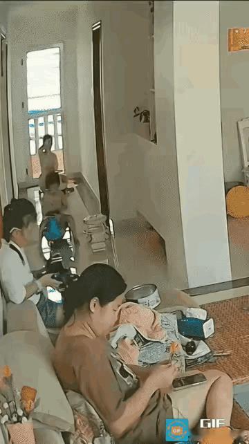 当妈妈摔车的那一刻
她就已经崩溃了
带过娃的都能理解这种感受[捂脸]