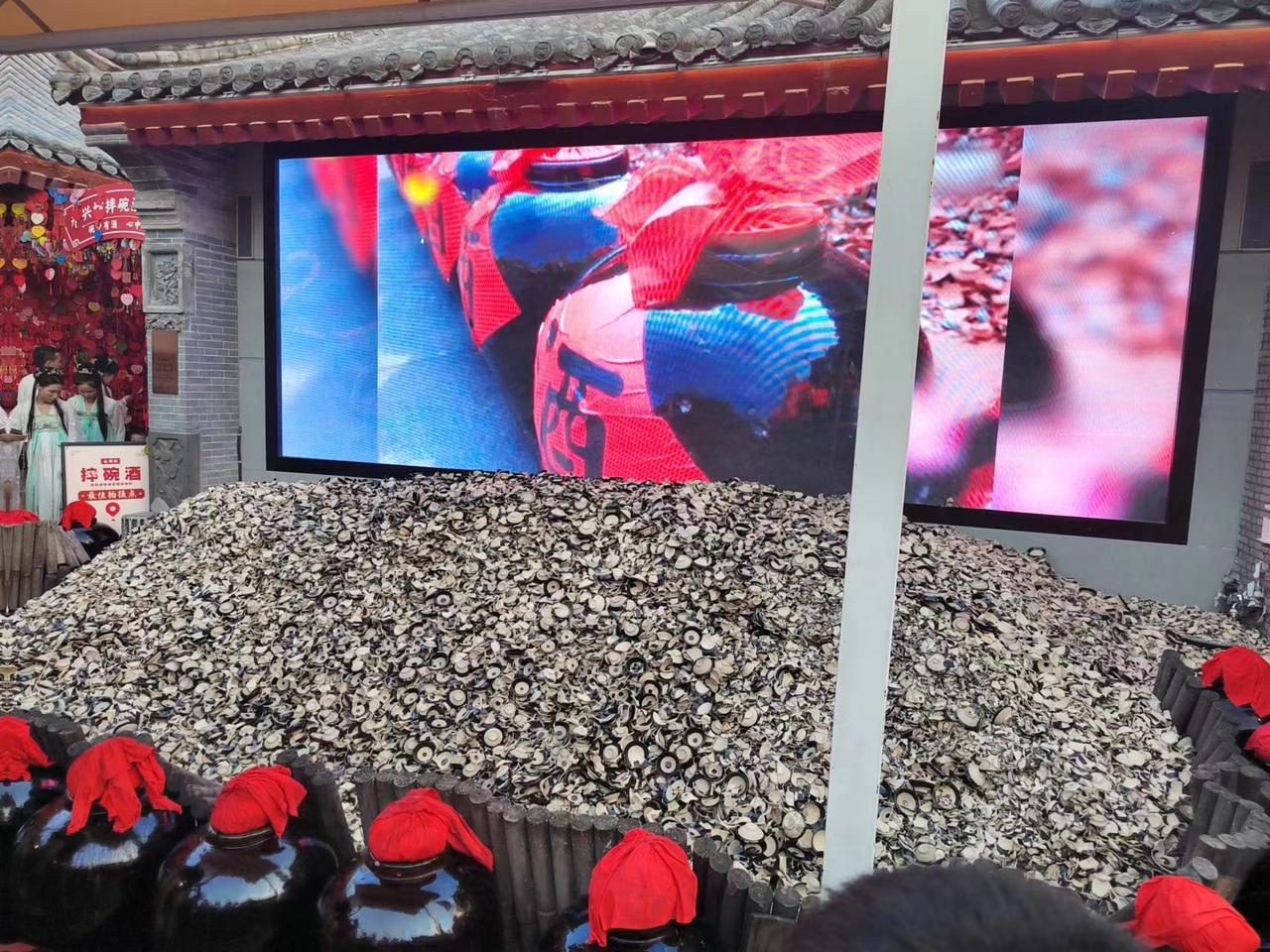 摔个碗儿，助助兴