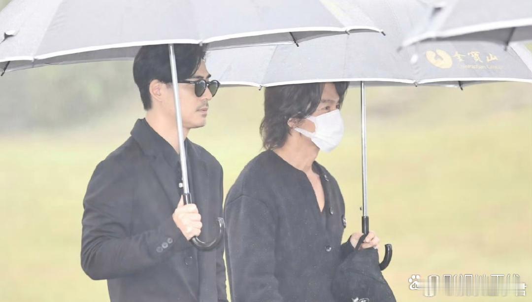 大S雕像旁的碑文全文2月2日，大S纪念雕像揭幕仪式举行，S妈挽着具俊晔现身，小S