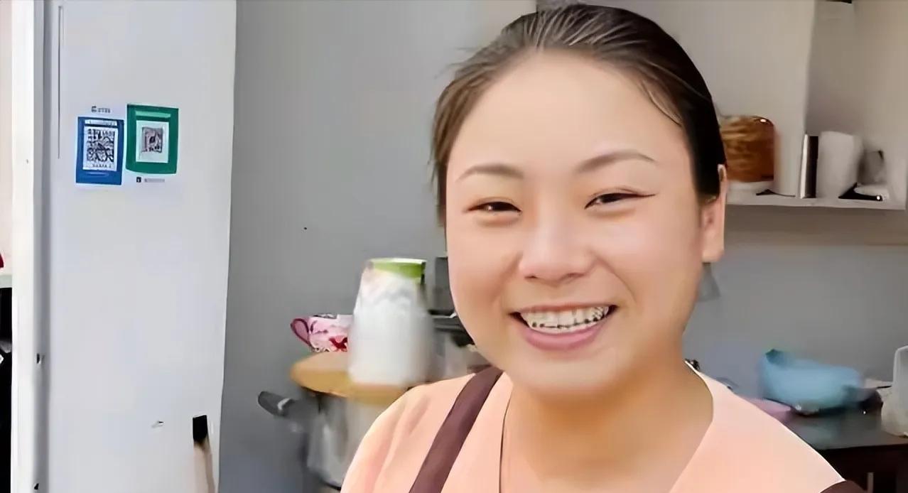 安徽滁州，潘晓梅守着烧饼炉卖了12年，攒下近百万血汗钱，可她不顾丈夫和孩子苦苦阻