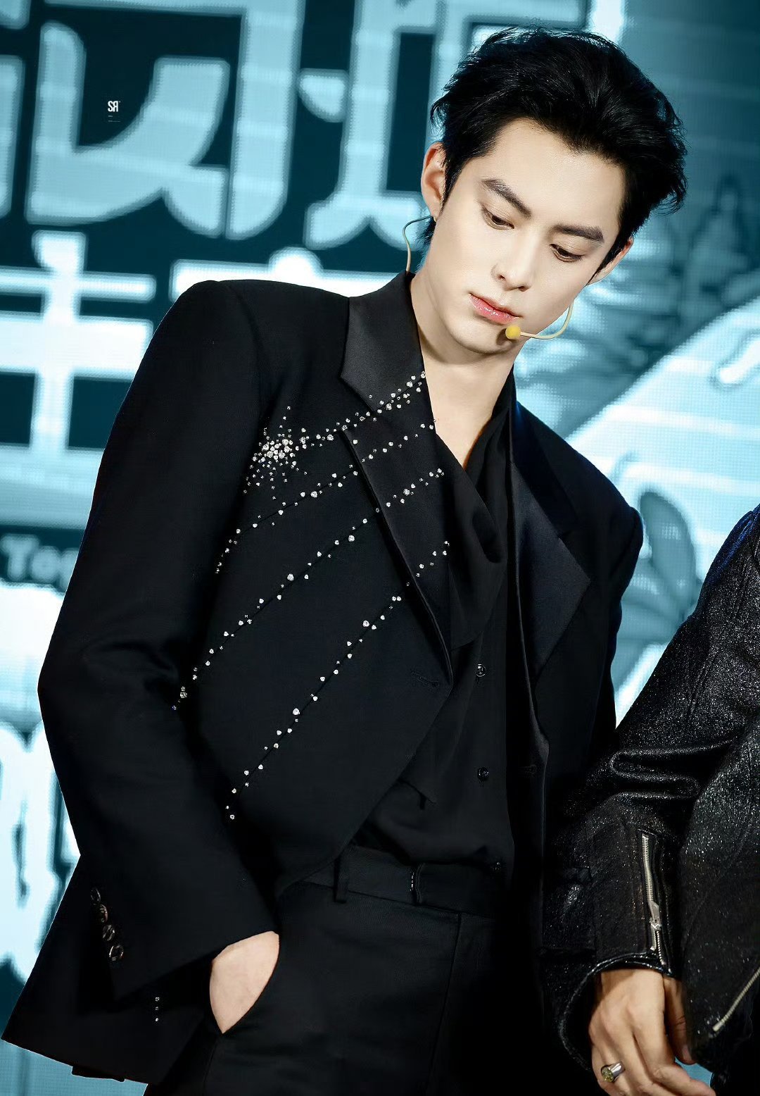 今天的王鹤棣，一身黑色造型，很酷！ 