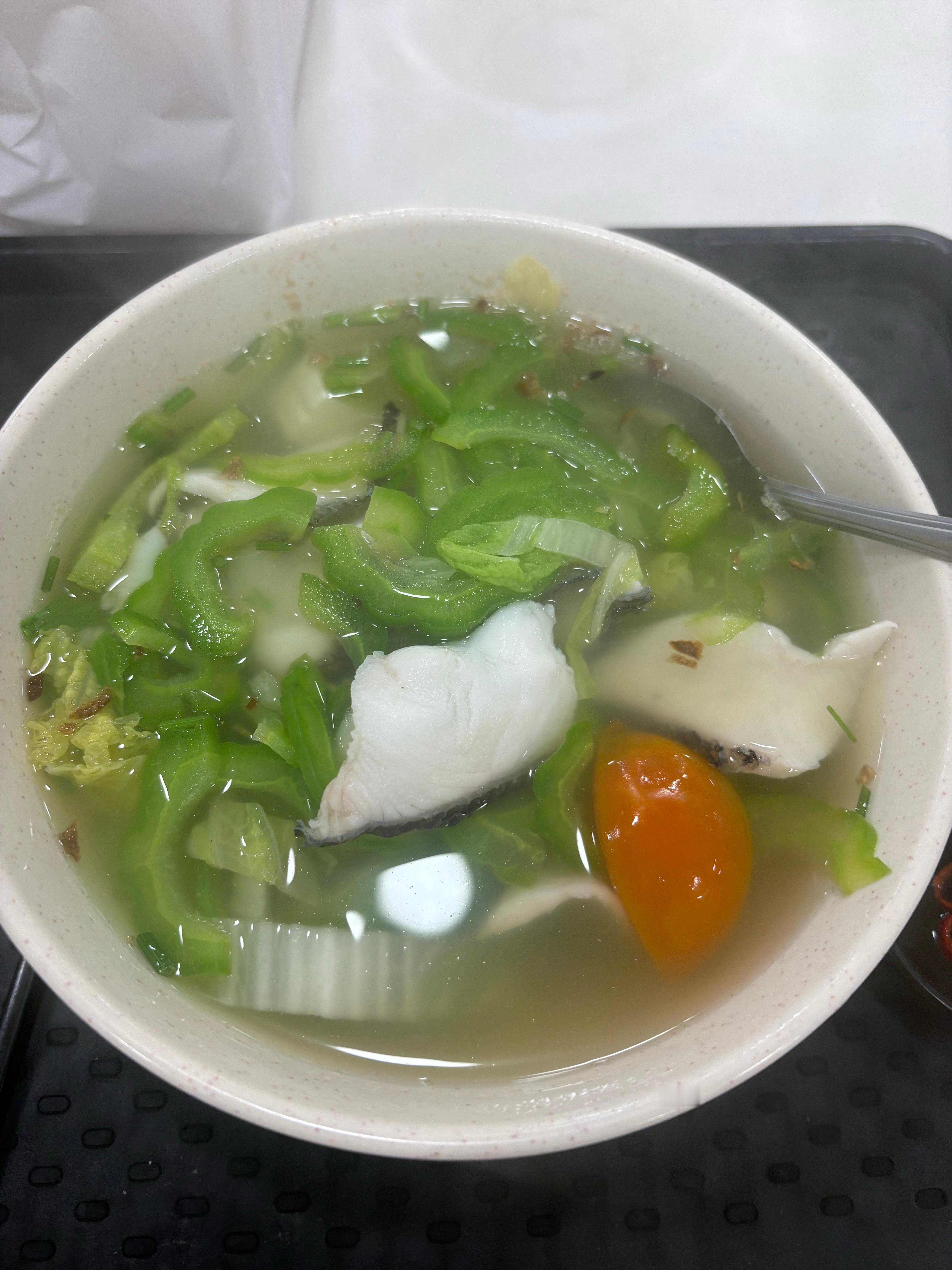 来一碗苦瓜鱼片汤。好不好吃不太重要，主要是来吹空调，等妹的芭蕾课下课[可爱] ​