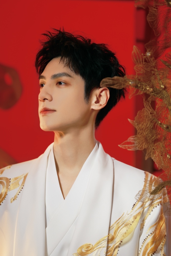 罗云熙央视春晚造型出图 罗云熙白衣映金纹罗云熙央视春晚造型出图，罗云熙白衣映金纹