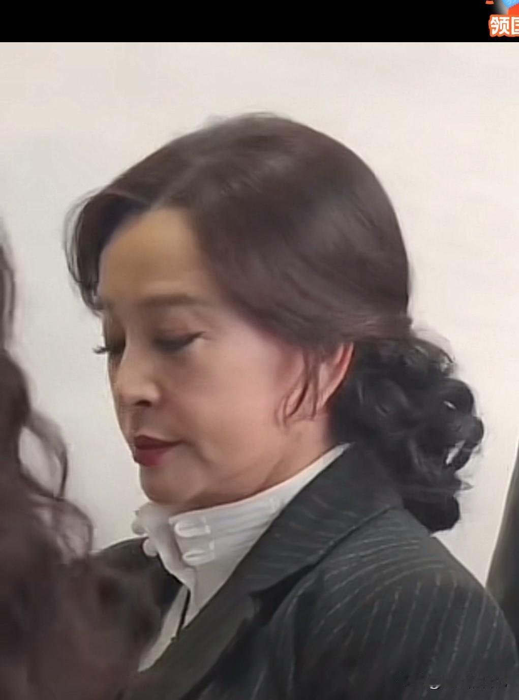 真实的刘晓庆是这样的……
满脸皱纹，皮肤松弛下垂，法令纹，口角囊袋下垂，苹果肌都