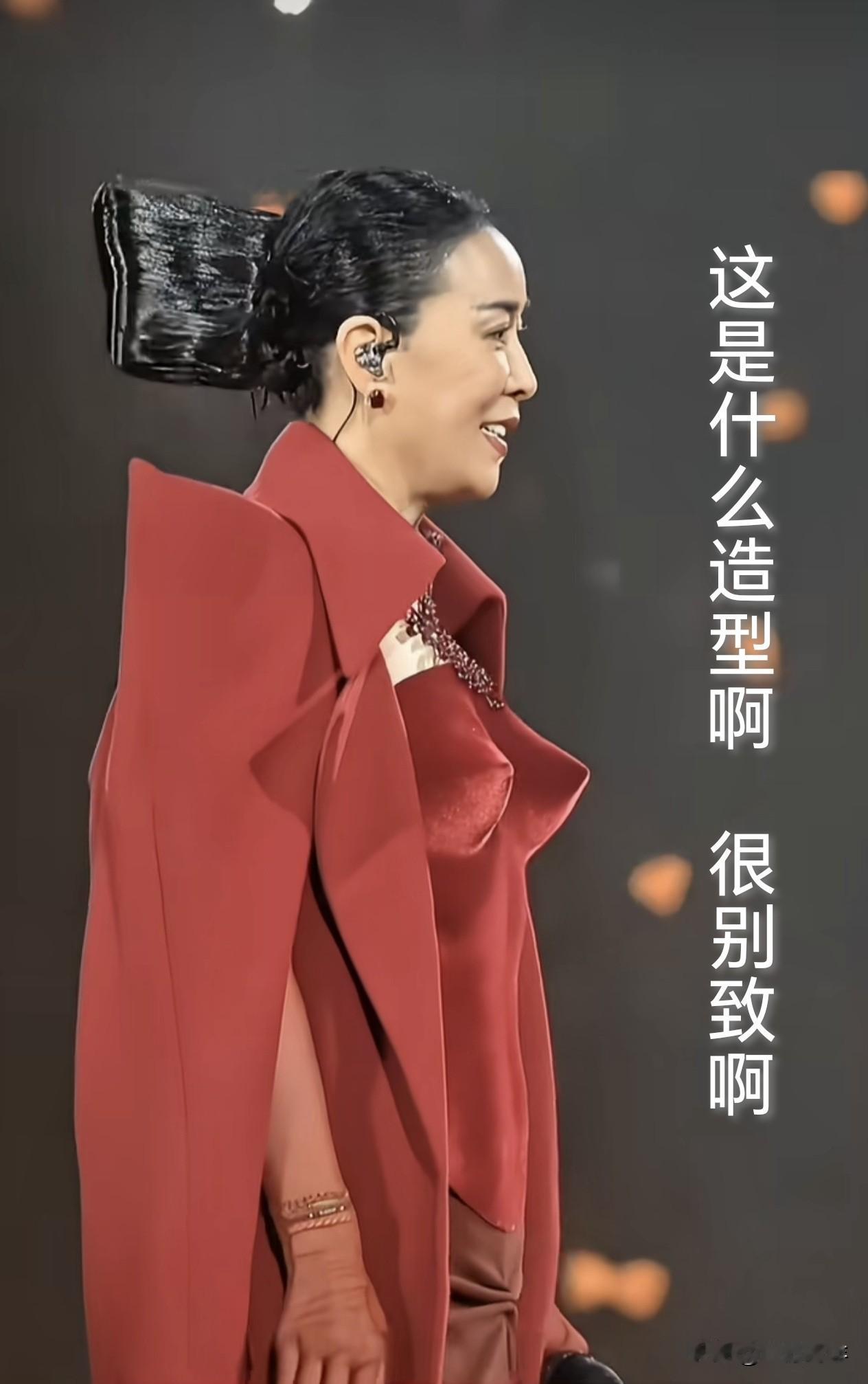 衣服征服了我，歌没征服我。
后脑勺这一块，像背了个老式电视机……[捂脸][捂脸]