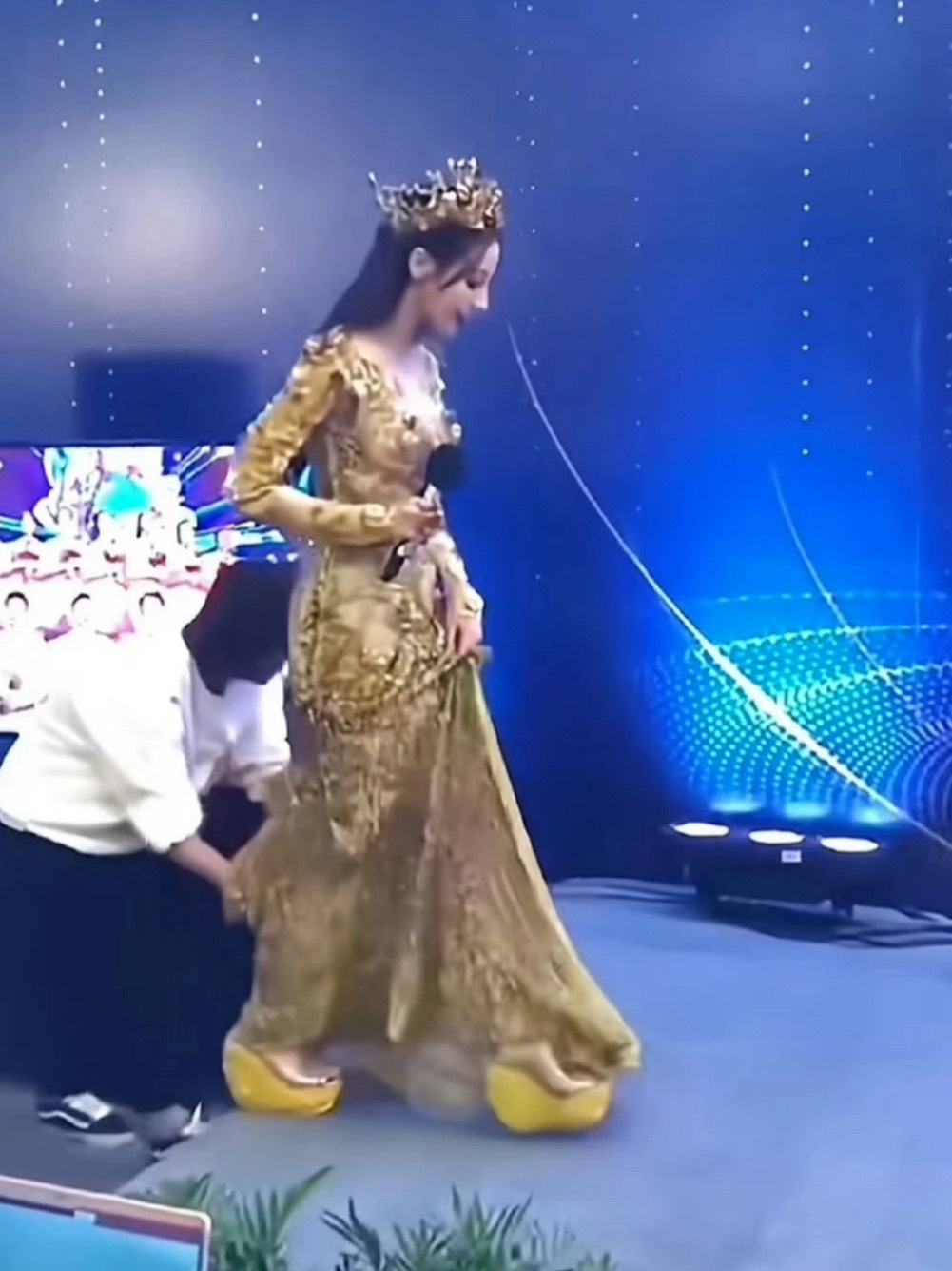 我才知道热巴金鹰女神那天穿的鞋子长这样好雷霆啊哈哈哈哈哈哈！要是我怎么都得笑十分