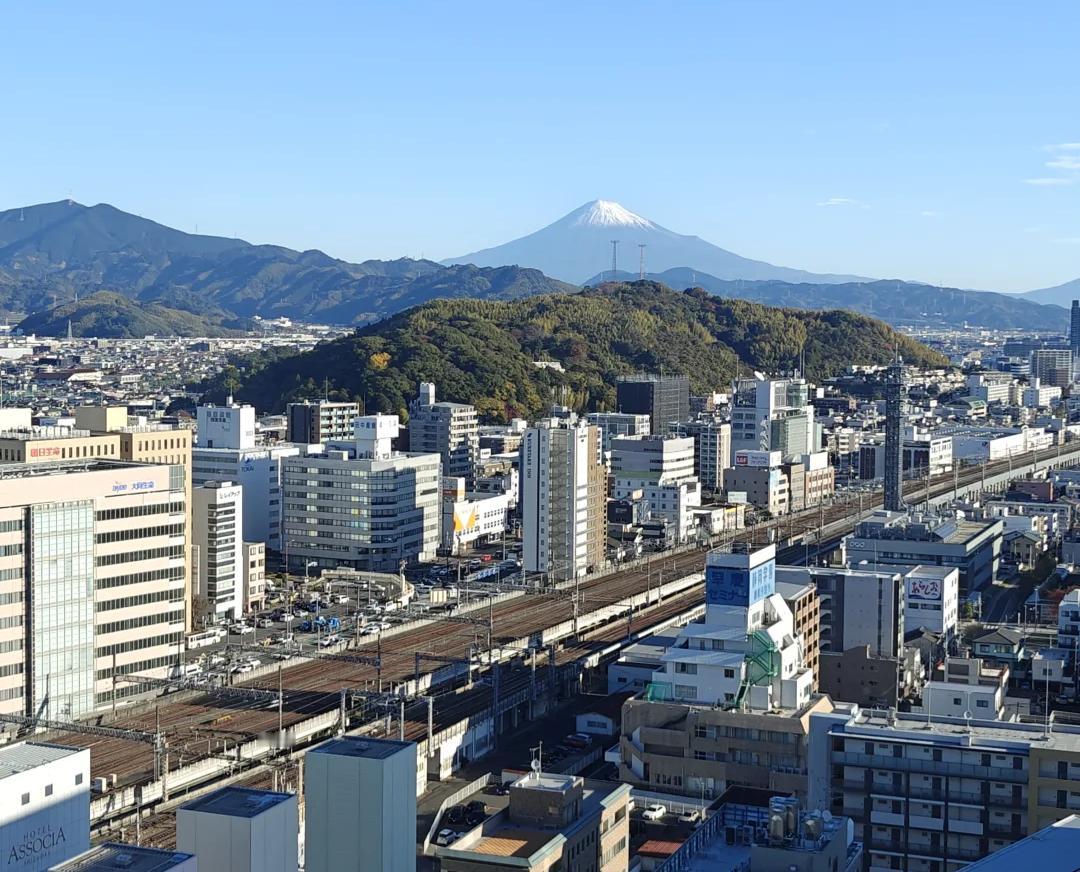 在“2024年日本最希望移居之地排行榜”里，静冈县排第二，福冈县排第五。此前静冈