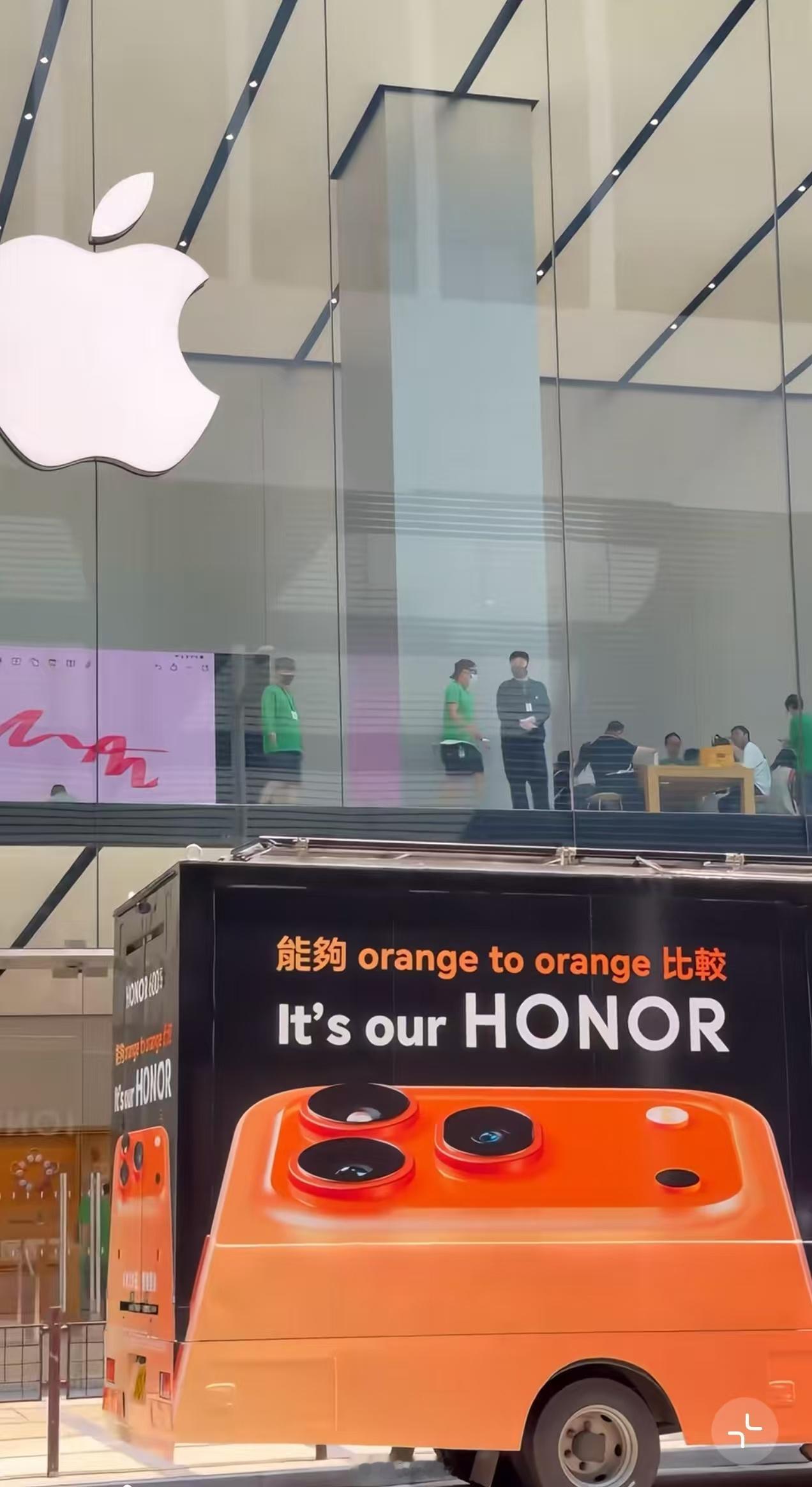 荣耀在香港 Apple store 门口停了辆广告车，贴脸开大了属于是 