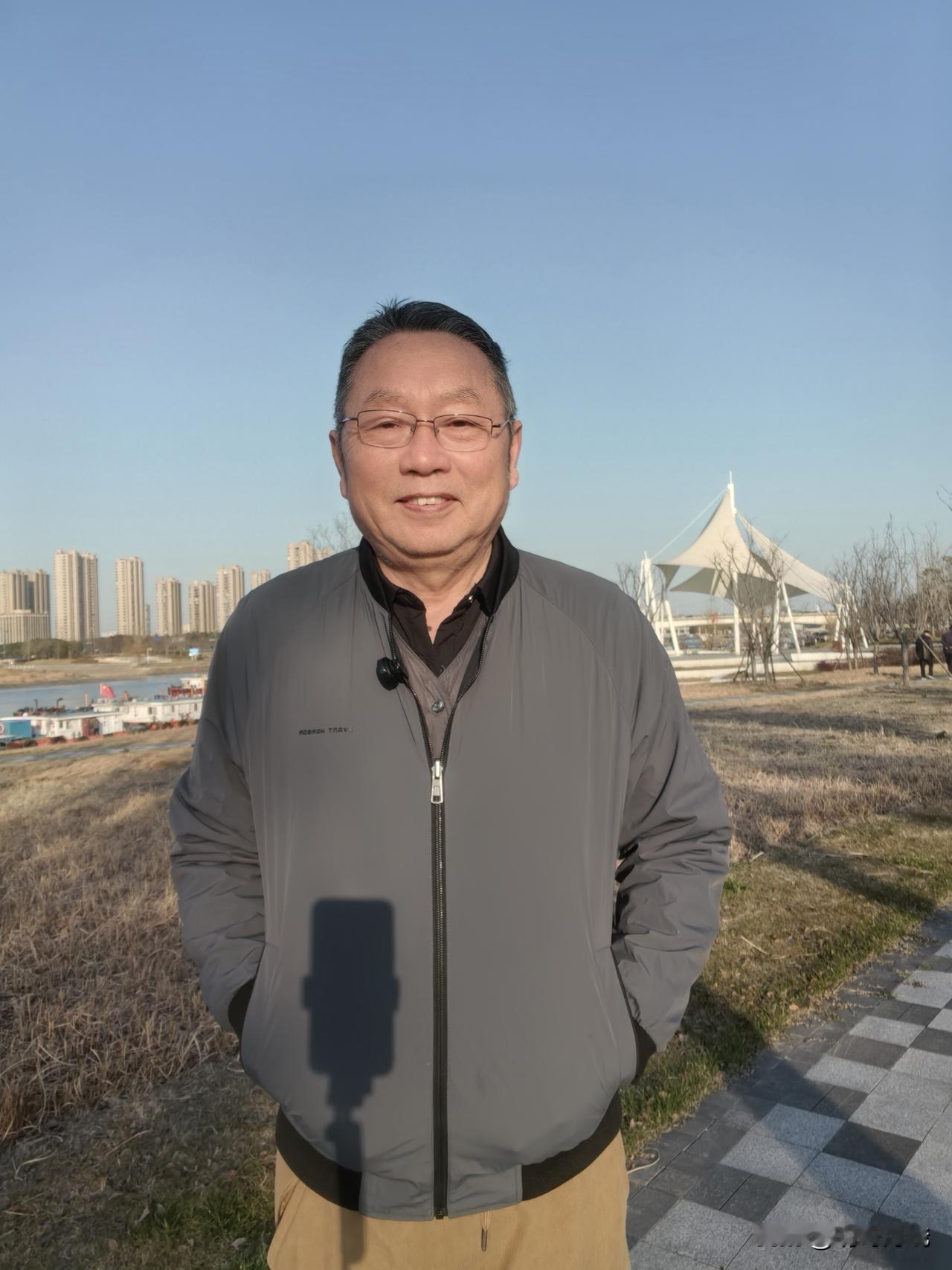 幸福的领悟
 
幸福不是遥不可及的宏大梦想，也不是轰轰烈烈的惊天壮举，它藏在生活