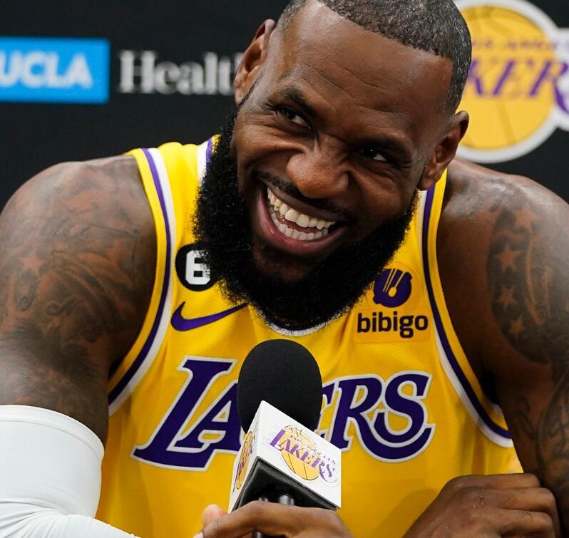看NBA上咪咕视频，据ESPN报道，詹姆斯说在今年休赛期有五支球队是他考虑加盟的