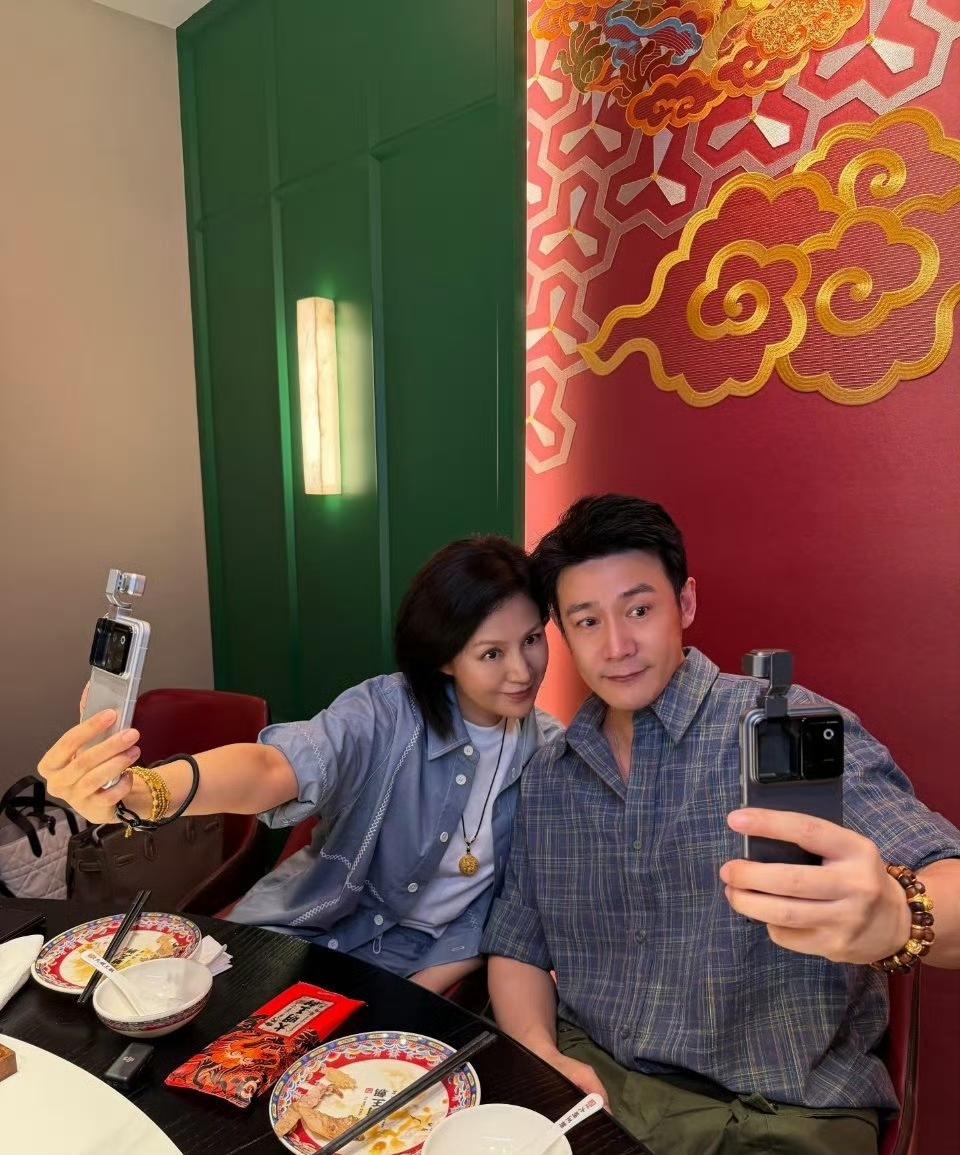陆毅和鲍蕾两口子一起换了荣耀Robot Phone，酒桌上自拍玩的不亦乐乎。不过