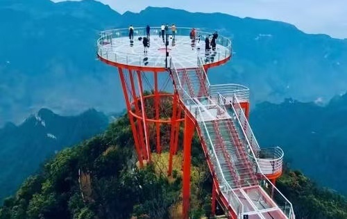 第四届名评名家湖湘汇 一场奔赴湖湘大地的采风之旅来了！活动期间，队伍畅游张家界山