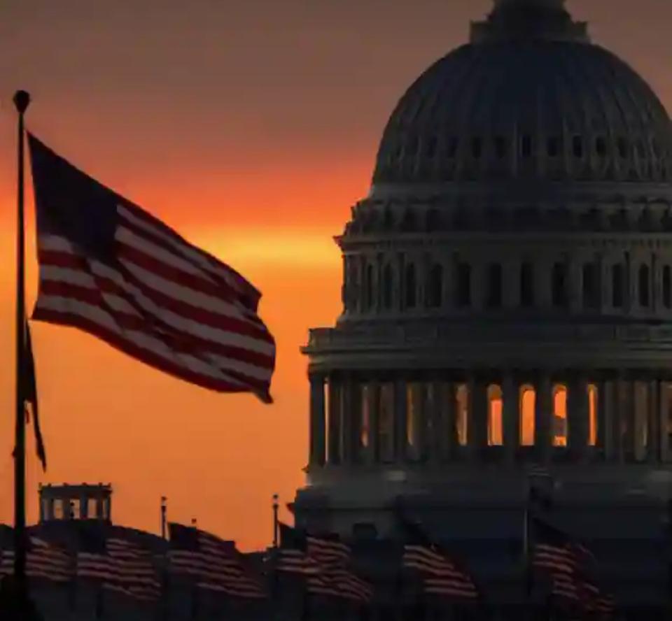 美国政府关门四十天见曙光 参院投票破僵局
    美国政府停摆影响扩大，参议院9