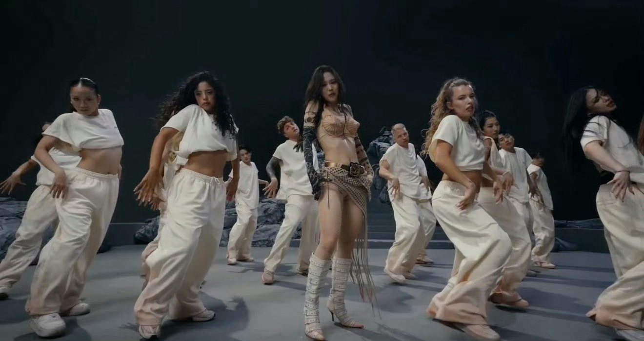 王霏霏子弹胸甲 机能风与性感风的极致碰撞！子弹胸甲锋芒毕露，流苏短裙摇曳生姿。王