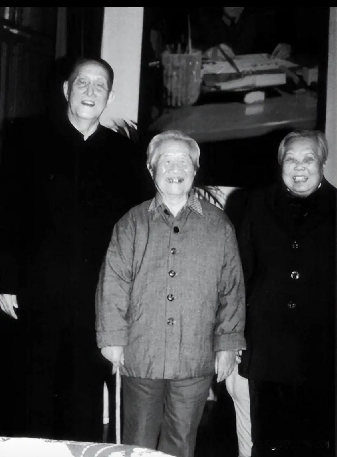 这是我军唯一的“六星上将”洪学智、夫人张文与洪醒华养母白银翠一张十分珍贵的合影。