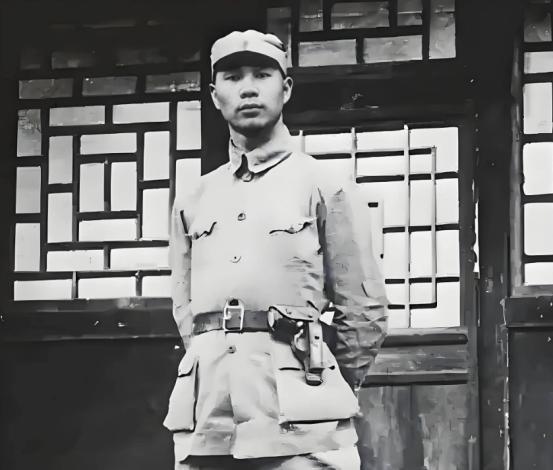 1939年，八路军营长缴获一件日军大衣，觉得材质不错，便送给杨成武。谁料，杨成武