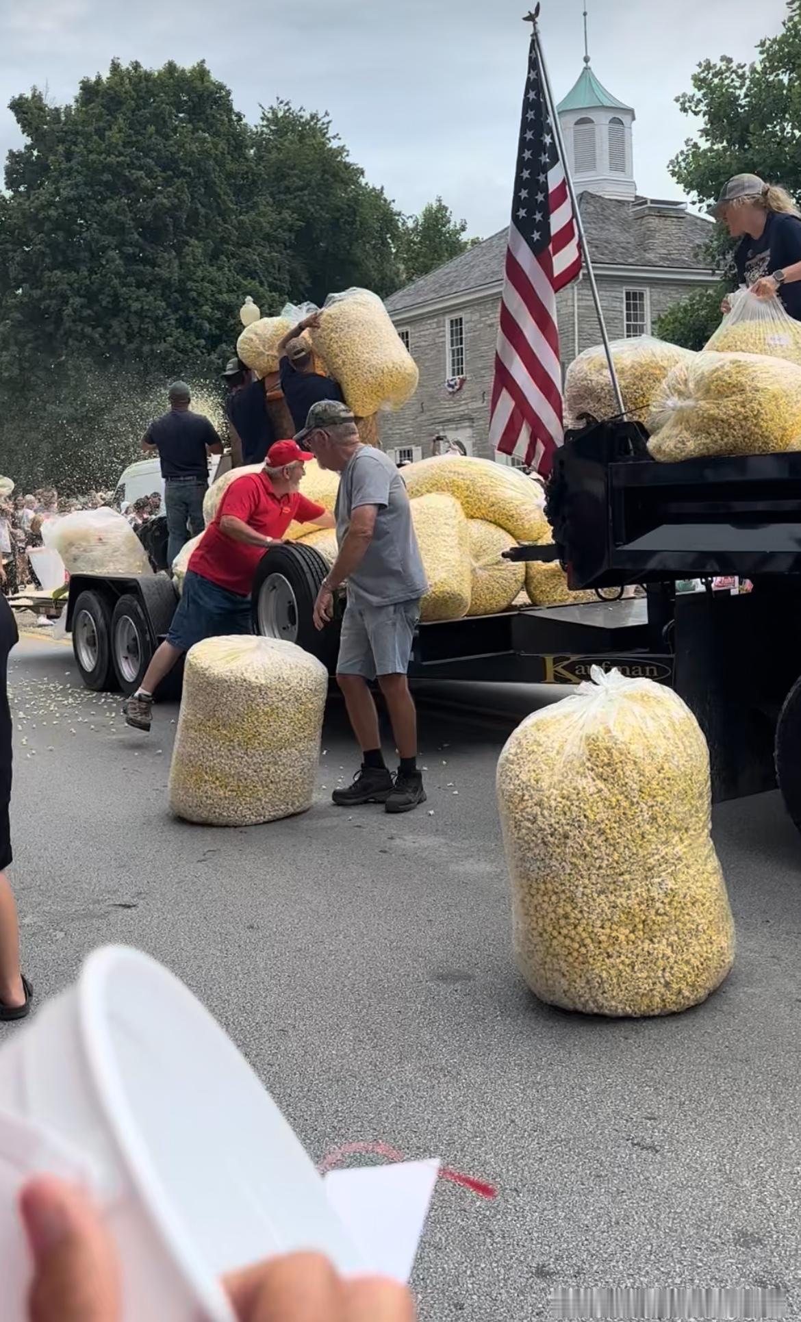 美国印第安纳州每年七月的“爆米花节”用拖拉车沿街巡游，并给市民喷洒爆米花，虽然很