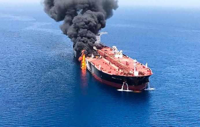 美国军机公然在阿曼湾开火，击瘫一艘7万吨级中国相关商船，全球一片沉寂，国际社会也