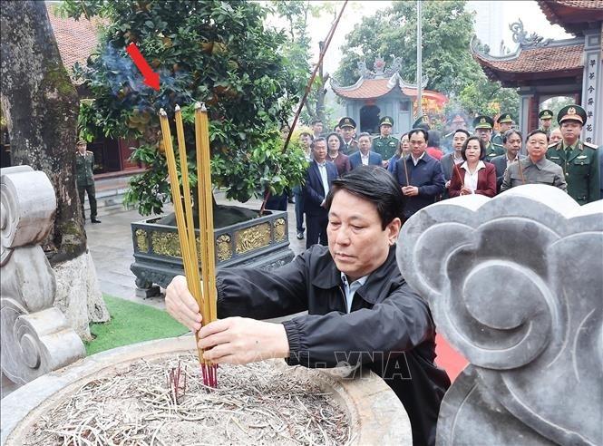 在丙午年早春的欢快气氛中，今天上午，久违的越南四驾马车梁强出席铭记胡志明的植树节